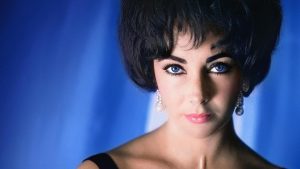 Η Elizabeth Taylor ποζάρει με εξαιρετικό στυλ και αριστοκρατικά κοσμήματα.