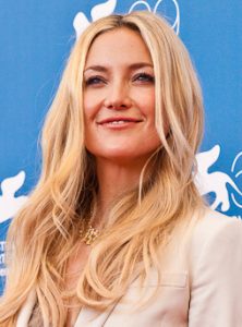 Η Kate Hudson ποζάρει με χαμόγελο, προωθώντας το άλμπουμ της 'Glorious'.