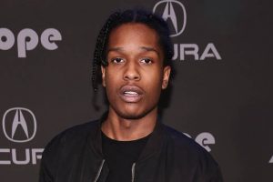 Ο A$AP Rocky γιορτάζει την αθώωσή του στο δικαστήριο, αγκαλιάζοντας τη Rihanna και την οικογένειά του.