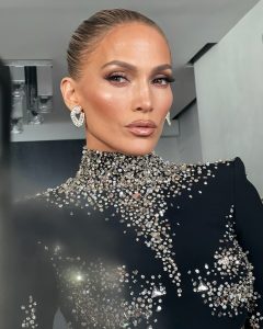 Jennifer Lopez και η κόρη της Έμα ποζάρουν χαμογελαστές στο κόκκινο χαλί της πρεμιέρας του «Οθέλλου» στο Broadway.