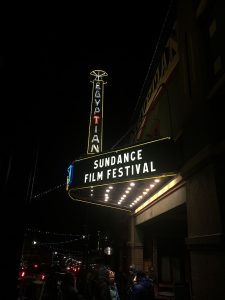 Το λογότυπο του Sundance Film Festival με φόντο την πόλη Boulder του Colorado.