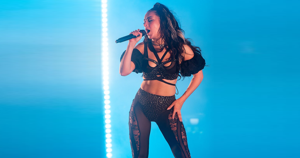 Η Charli XCX σηκώνει το βραβείο της στα BRIT Awards 2025.