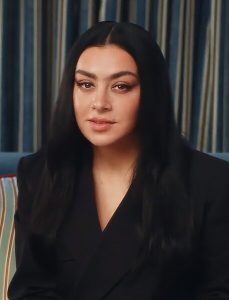 Charli XCX σε συζητήσεις για τη νέα ταινία «Narnia» του Netflix.