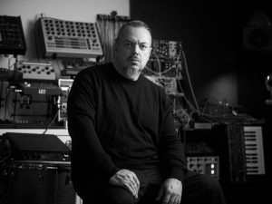 Ο Iggor Cavalera σε εμφάνιση στο underground club του Onassis Ready, παρουσιάζοντας τις tribal ηχητικές εξερευνήσεις του.