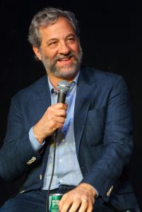 Glen Powell και Judd Apatow συνεργάζονται για κωμωδία της Universal με ήρωα απογοητευμένο country star