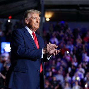 Donald Trump γελάει σε συνέντευξη Τύπου για τη μείωση των αμερικανικών ταινιών από την Κίνα λόγω του εμπορικού πολέμου.