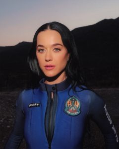 Katy Perry στον πύραυλο της Blue Origin, έτοιμη για την πρώτη αμιγώς γυναικεία αποστολή στο διάστημα.