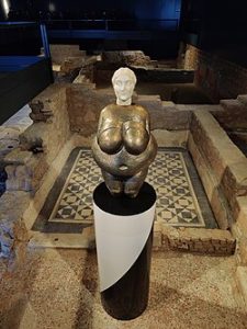 Η έκθεση του Francesco Vezzoli με σχέδια Memphis και έργα εμπνευσμένα από τον Karl Lagerfeld στην Almine Rech Monaco.