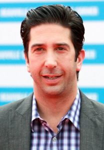 Ο David Schwimmer συζητά την εμπειρία του με το τραγούδι των «Φιλαράκια» σε μια συνέντευξη podcast.