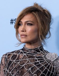 Η Jennifer Lopez παρουσιάζει τα βραβεία American Music Awards 2025 με εντυπωσιακή εμφάνιση.