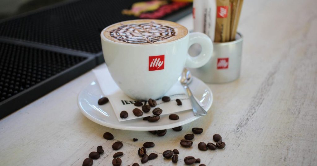 Cristina Scocia, διευθύνουσα σύμβουλος της Illycaffe, ανακοινώνει αύξηση τιμών λόγω των δασμών του Τραμπ και σχέδια για εργοστάσιο στις ΗΠΑ.