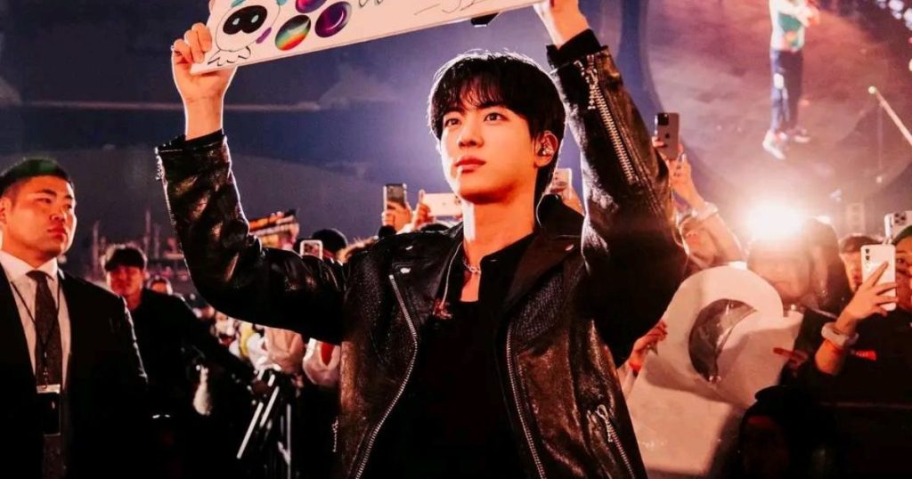 Ο Jin των BTS ανακοινώνει την παγκόσμια περιοδεία #RUNSEOKJIN_EP.TOUR με το νέο του άλμπουμ «Echo» και τον τίτλο του πρώτου σόλο έργου.