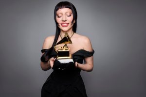 Lady Gaga τραγουδά στη σκηνή μπροστά σε πλήθος στην Copacabana, υπό αυξημένα μέτρα ασφαλείας.