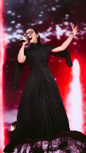 Κλαυδία επί σκηνής στη Eurovision 2025, ερμηνεύοντας το «Αστερομάτα»