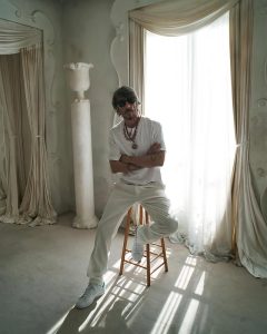 Pierpaolo Piccioli, νέος δημιουργικός διευθυντής του οίκου Balenciaga, σε φωτογράφιση μόδας.