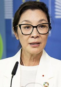 Michelle Yeoh σε σκηνή από την ταινία δράσης «The Surgeon