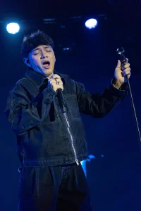 Ο JJ ερμηνεύει το «Wasted Love» στη σκηνή της Eurovision 2025 σε ασπρόμαυρο φόντο