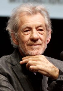 Sir Ian McKellen σε εμφάνιση-έκπληξη με τους Scissor Sisters στη σκηνή του O2 στο Λονδίνο.