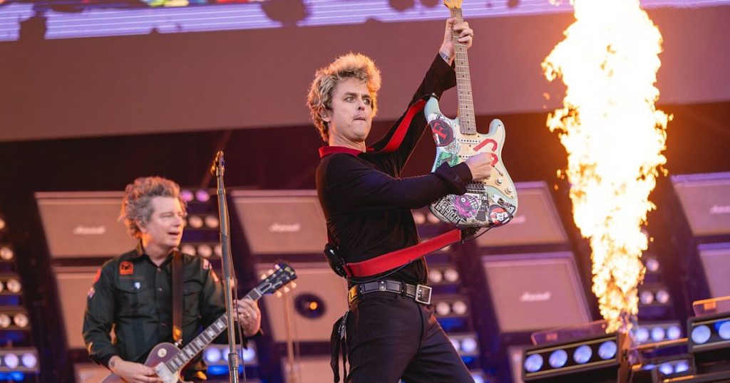 Οι Green Day ποζάρουν στο Χόλιγουντ δίπλα στο αστέρι τους στη Λεωφόρο της Δόξας