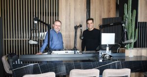 Ο Γιάννης Ζαγκίδης και ο Χρήστος Κουπελίδης στο στούντιο του Heat Radio 88.3 κατά τη διάρκεια του Morning Mi