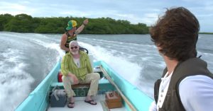 Michael Douglas και Cameron Douglas σε σκηνή από την ταινία «Looking Through Water»