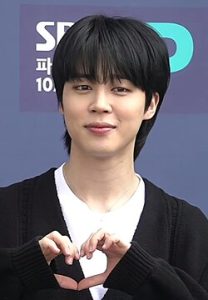 Jimin και Jungkook των BTS με στρατιωτικές στολές, χαμογελούν μετά την απόλυσή τους.