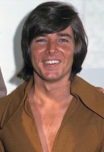 O Bobby Sherman,τραγουδιστής και ηθοποιός, χαμογελά σε επίσημη εμφάνιση.