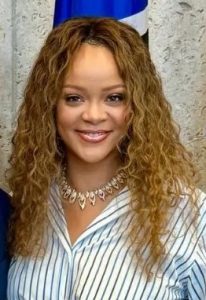 Η Rihanna με γαλάζιο ημιδιάφανο φόρεμα Chanel στην παγκόσμια πρεμιέρα της ταινίας «Στρουμφάκια» στις Βρυξέλλες, επιβεβαιώνοντας την τρίτη της εγκυμοσύνη.