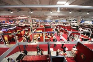 Εκθεσιακός χώρος της Cremona Musica 2025 με μουσικά όργανα και επισκέπτες