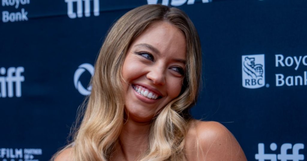 Η Sydney Sweeney στο κόκκινο χαλί μιλά για τη νέα σεζόν του Euphoria