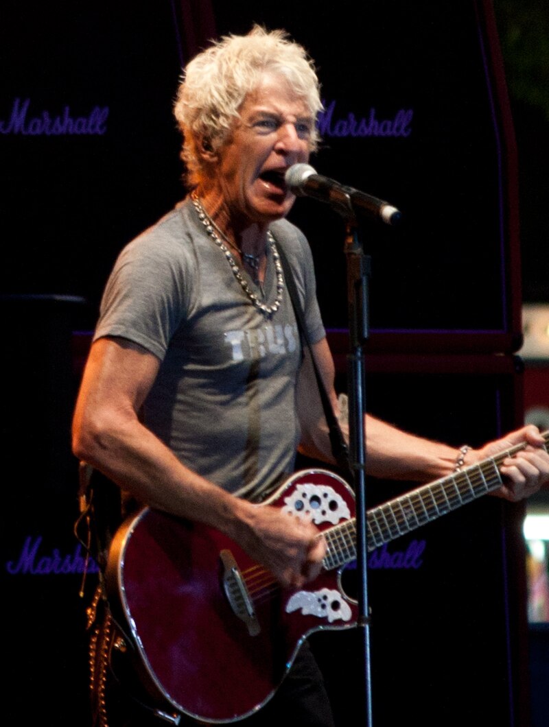 Ο Kevin Cronin των REO Speedwagon στη σκηνή