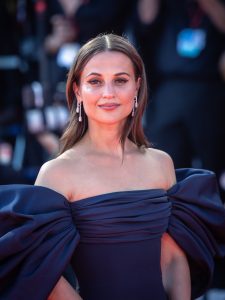 Alicia Vikander: Η διάσημη ηθοποιός στα BAFTA 2026