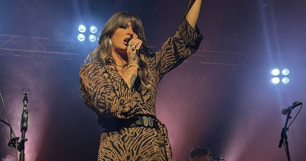 Η Έλα Λάνγκλεϊ παραμένει στην κορυφή του Billboard 200 με το άλμπουμ «Dandelion» για δεύτερη εβδομάδα στις ΗΠΑ.