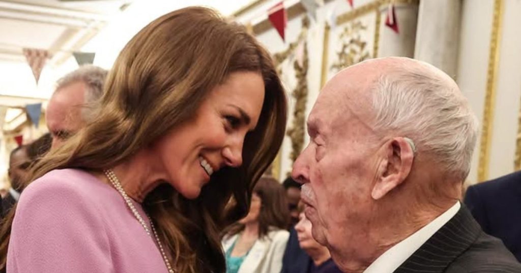 Κέιτ Μίντλετον: Συγκινητική αγκαλιά σε 88χρονο σε εκδήλωση στο Μπάκιγχαμ