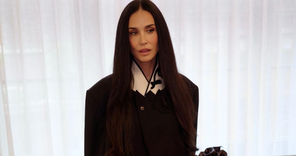 Με επίκεντρο τη συμμετοχή της Demi Moore, η φετινή κριτική επιτροπή του Φεστιβάλ Καννών θα απονείμει τον Χρυσό Φοίνικα σε 22 διαγωνιζόμενες ταινίες.