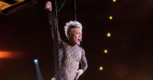Η Pink εντυπωσίασε στα 79α Tony Awards με φαντασμαγορικό opening show στο Radio City Music Hall