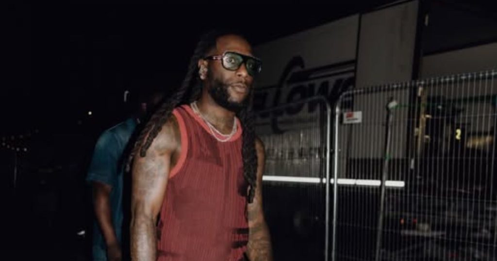 Burna Boy στο ημίχρονο αγώνα NFL στο Παρίσι