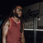 Burna Boy στο ημίχρονο αγώνα NFL στο Παρίσι